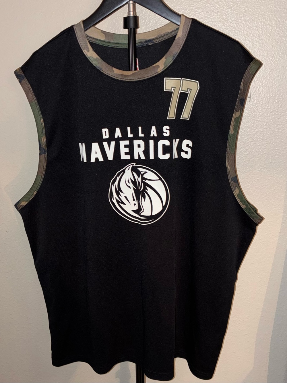 Dallas Mavericks Men’s XXL Black Sleeveless Jersey with Camo Trim Doncic 77